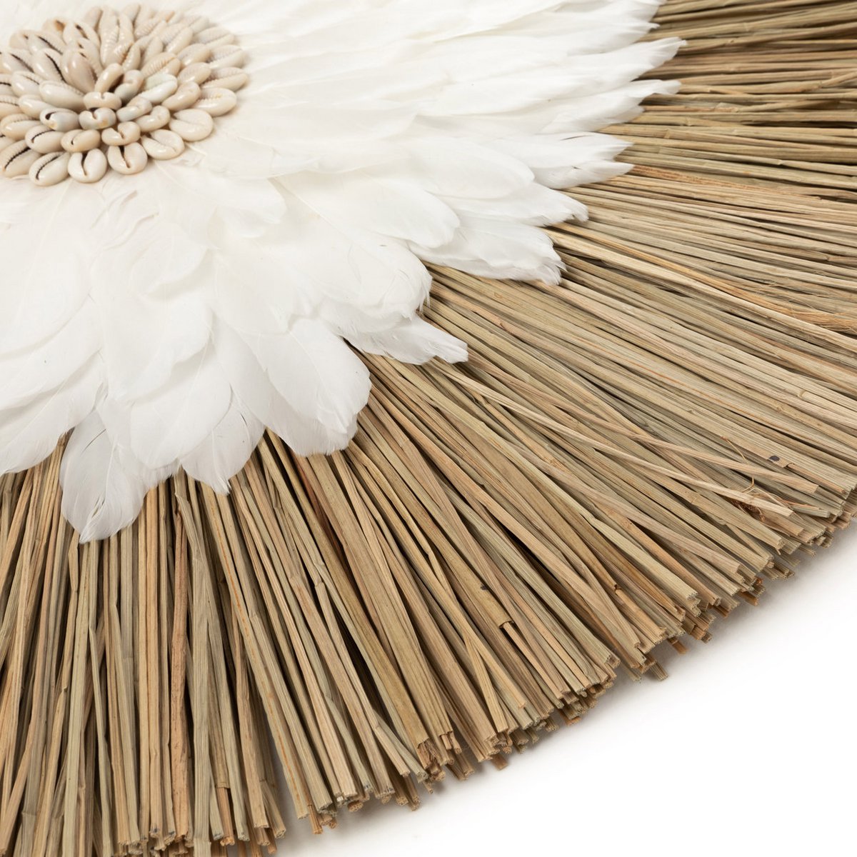 Boho Wanddecoratie Rond – Zeegras & Witte Veren Bloem 55cm | Handgemaakt - Studio Botanika