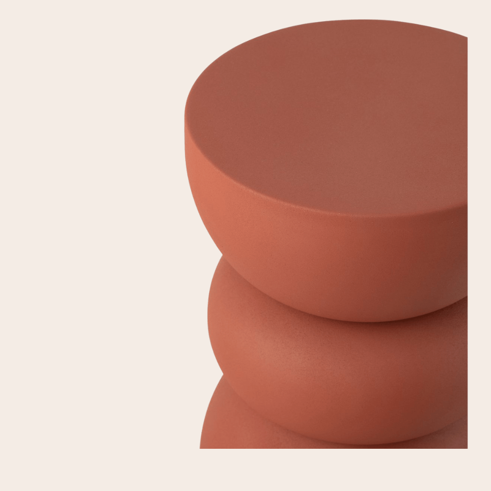 Bijzettafel Amber / Warm Oranje – Zandloper Vorm – Organisch Metaal - Studio Botanika