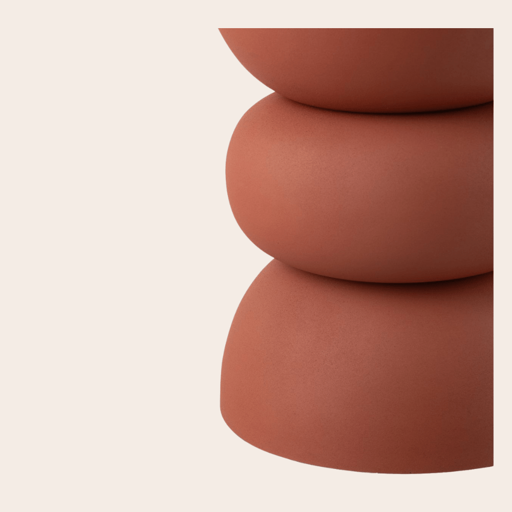 Bijzettafel Amber / Warm Oranje – Zandloper Vorm – Organisch Metaal - Studio Botanika