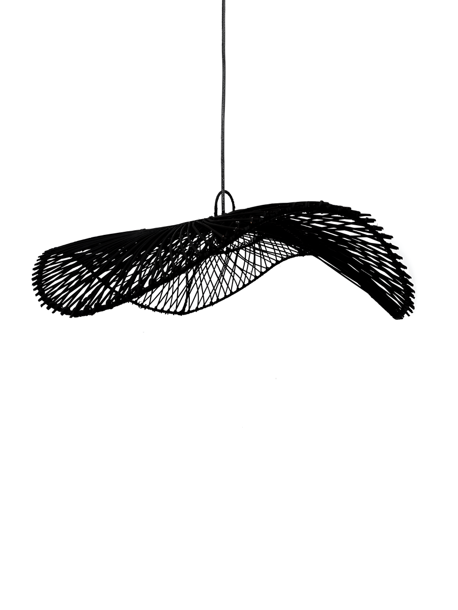 Zwarte Rotan Hanglamp – Golvend Hoedvorm Design