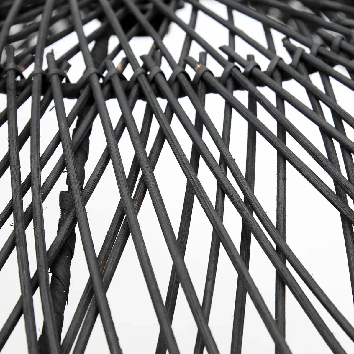 Zwarte Rotan Hanglamp – Golvend Hoedvorm Design