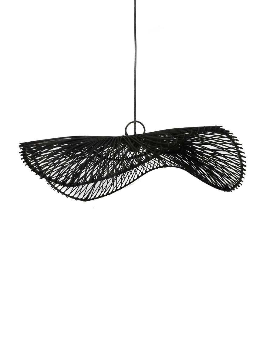 Zwarte Rotan Hanglamp – Golvend Hoedvorm Design