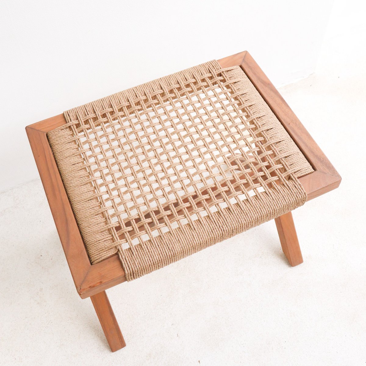 Houten Kruk met Geweven Zitvlak van Gerecycled Papier - Studio Botanika