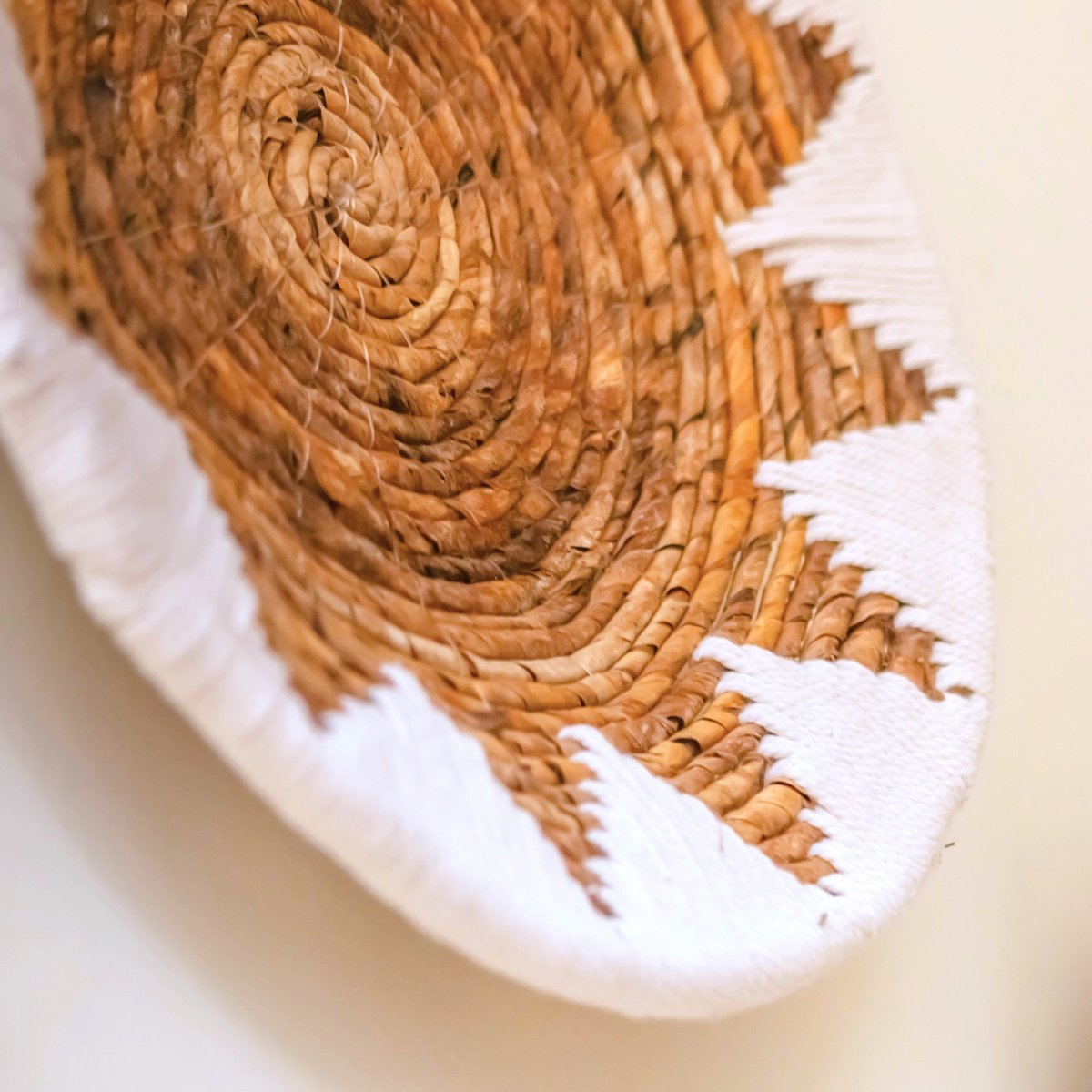 Boho Handgeweven Wanddecoratie Schalen - Wit Sterpatroon - Bananenvezel - Set van 2 - Studio Botanika