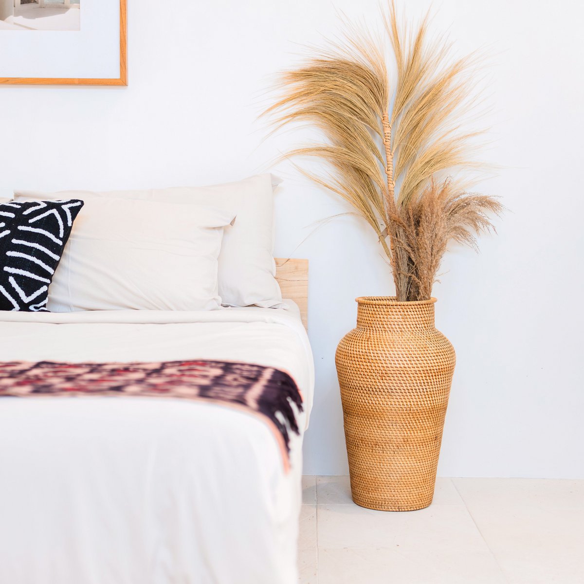 Grote Boho Rotan Vaas Ø30 cm – Handgemaakt van Natuurlijke Vezels & Hout - Studio Botanika