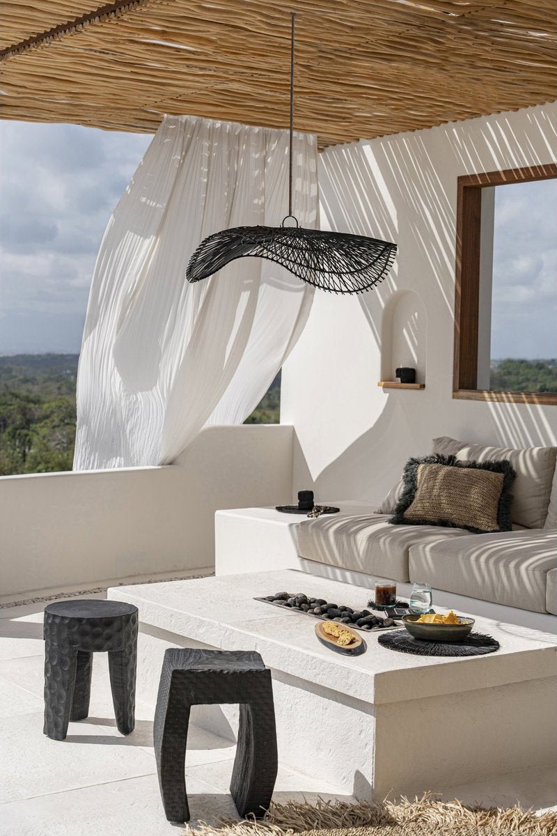 Zwarte Rotan Hanglamp – Golvend Hoedvorm Design