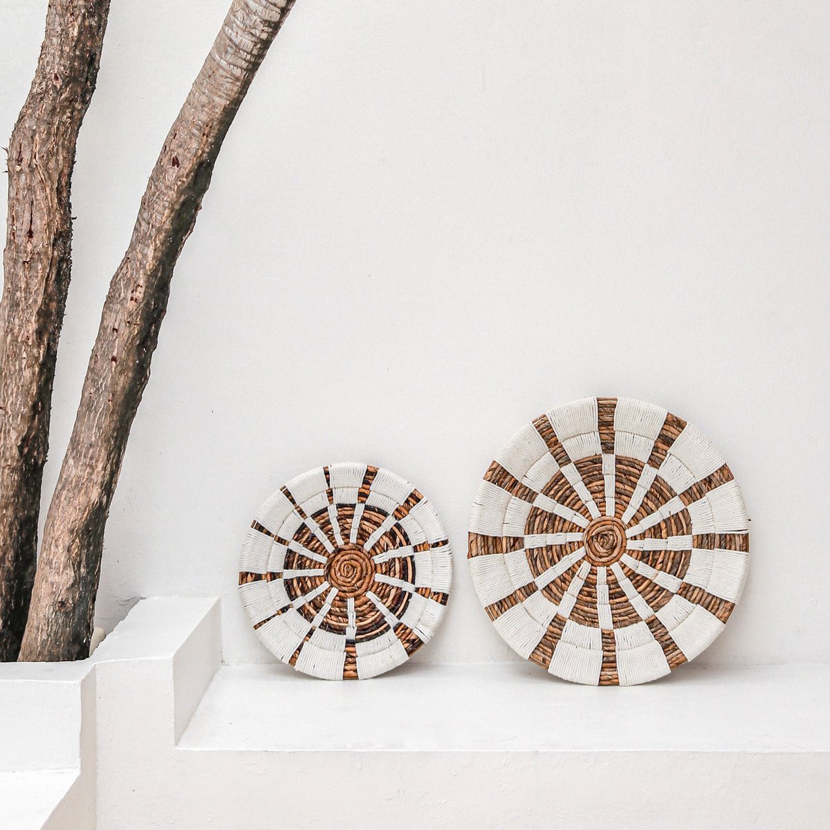 Boho Handgeweven Wanddecoratie Schalen - Wit en naturel patroon - Bananenvezel - Set van 2 - Studio Botanika
