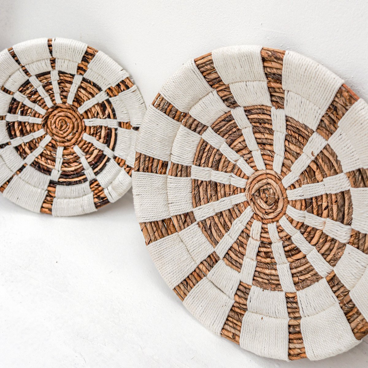 Boho Handgeweven Wanddecoratie Schalen - Wit en naturel patroon - Bananenvezel - Set van 2 - Studio Botanika