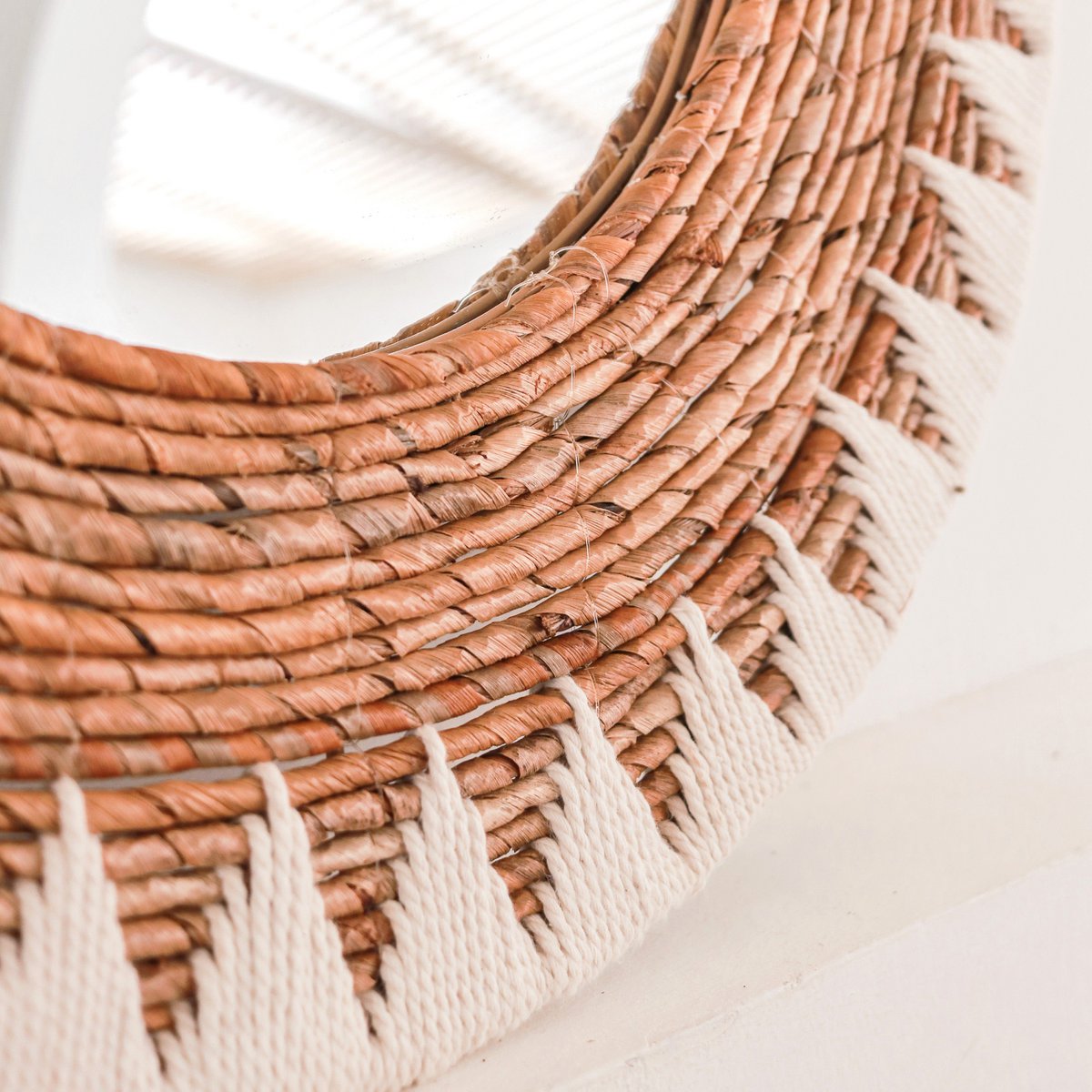 Wanddecoratie Ronde Boho spiegel met wit patroon - Handgemaakt - Studio Botanika