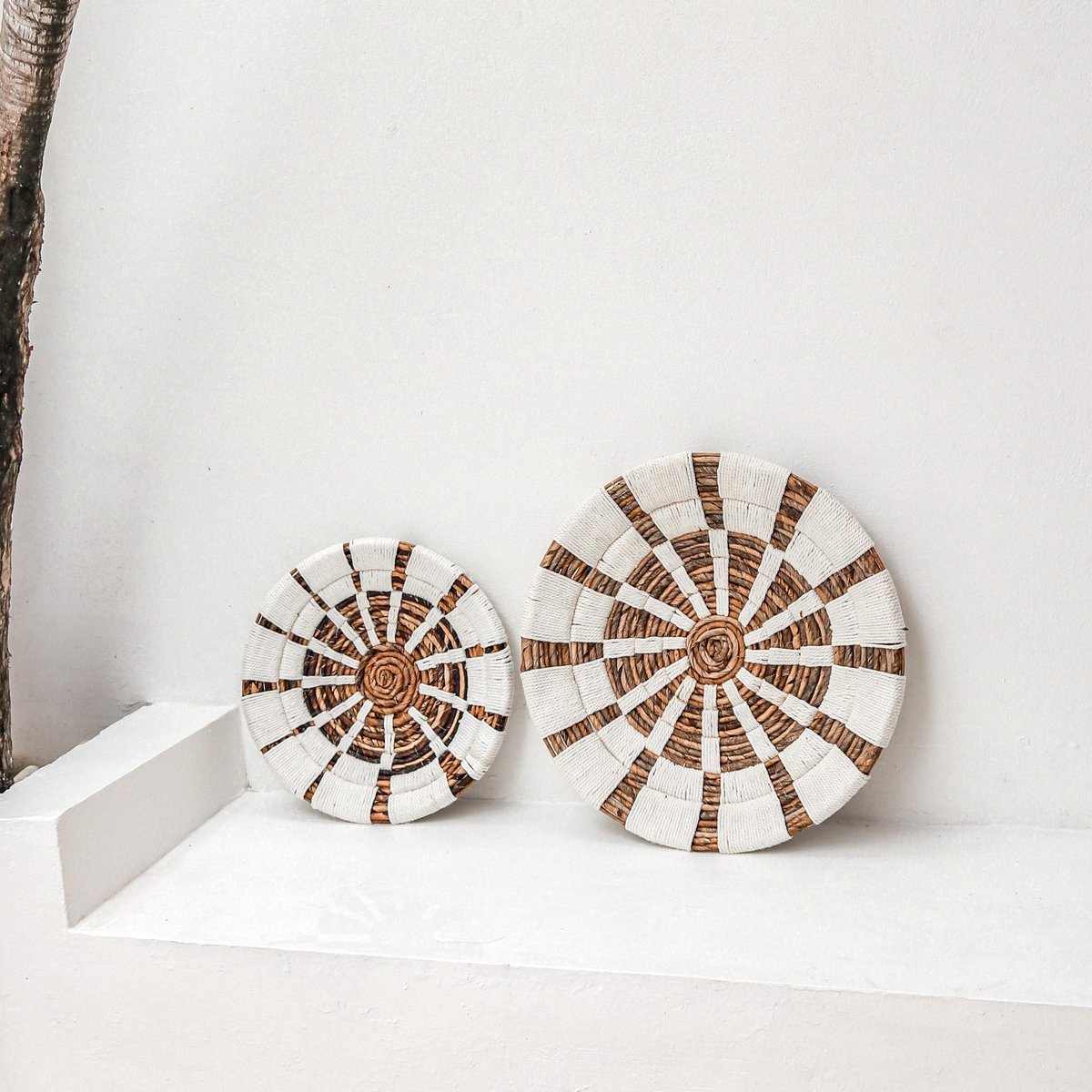 Boho Handgeweven Wanddecoratie Schalen - Wit en naturel patroon - Bananenvezel - Set van 2 - Studio Botanika
