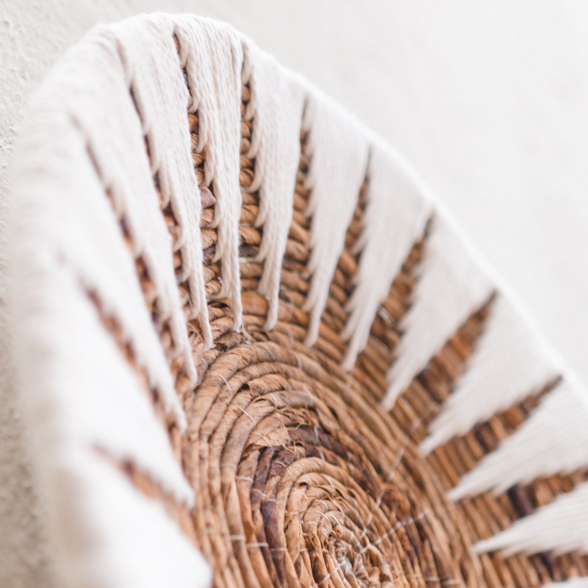Boho Handgeweven Wanddecoratie Schalen - Wit Zonpatroon - Bananenvezel - Set van 2 - Studio Botanika