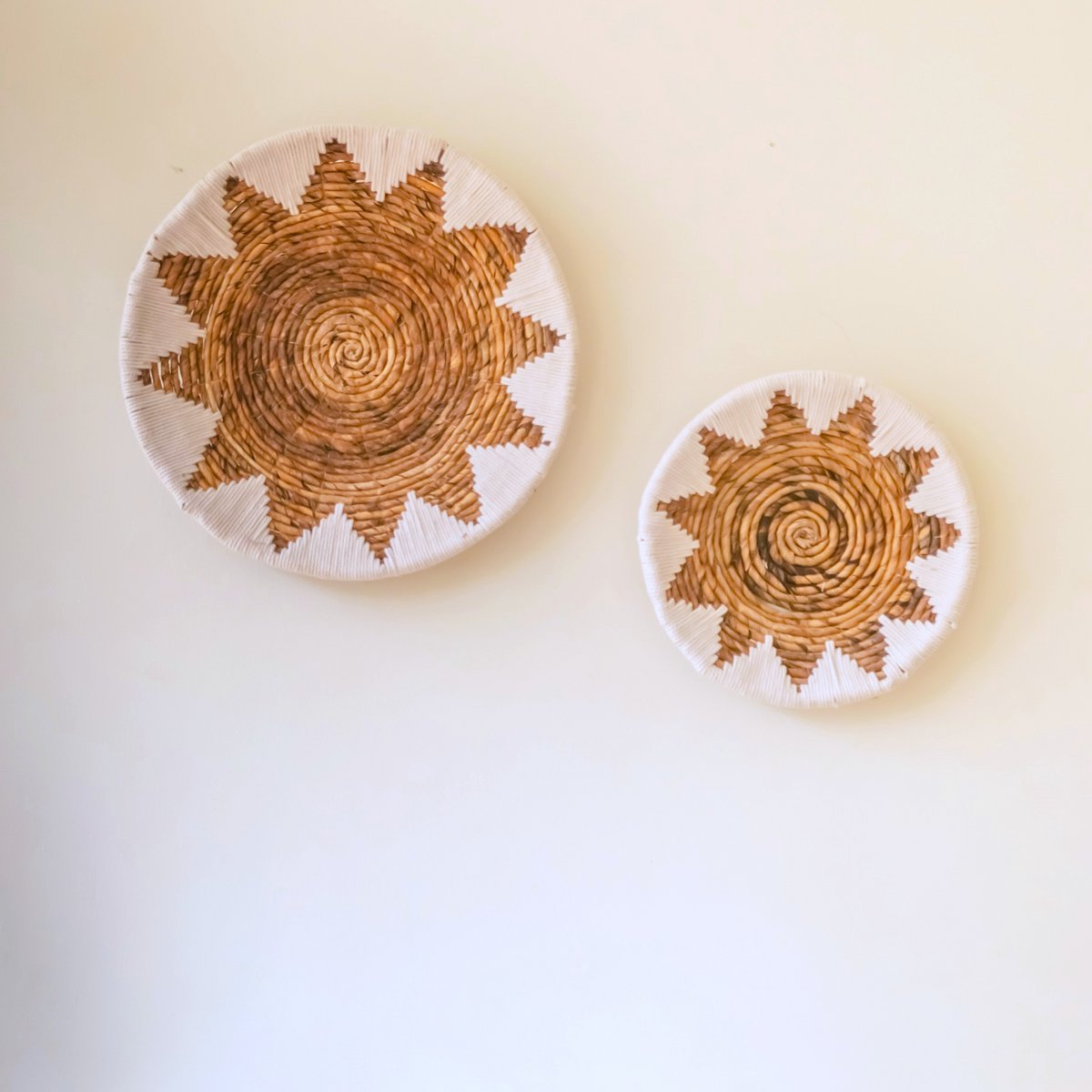 Boho Handgeweven Wanddecoratie Schalen - Wit Sterpatroon - Bananenvezel - Set van 2 - Studio Botanika