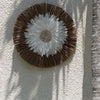 Boho Wanddecoratie Rond – Zeegras & Witte Veren Bloem 55cm | Handgemaakt - Studio Botanika