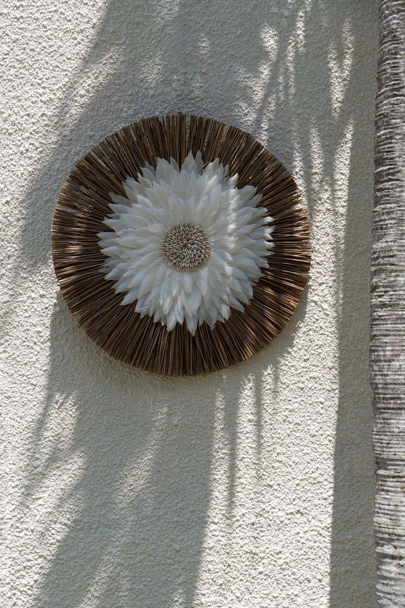 Boho Wanddecoratie Rond – Zeegras & Witte Veren Bloem 55cm | Handgemaakt - Studio Botanika