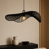 Zwarte Rotan Hanglamp – Golvend Hoedvorm Design