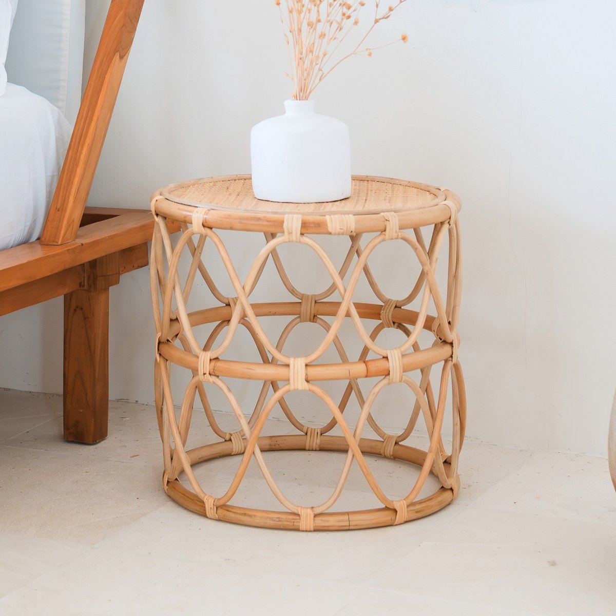 Bohemian Ronde Rotan Tafel – Bijzettafel of Nachtkastje met ovaal gevlochten frame - Studio Botanika