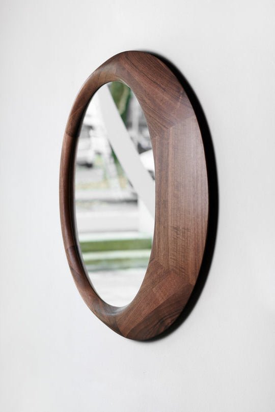 Sculpturale Design Spiegel in Maanvorm – Massief Hout - Studio Botanika
