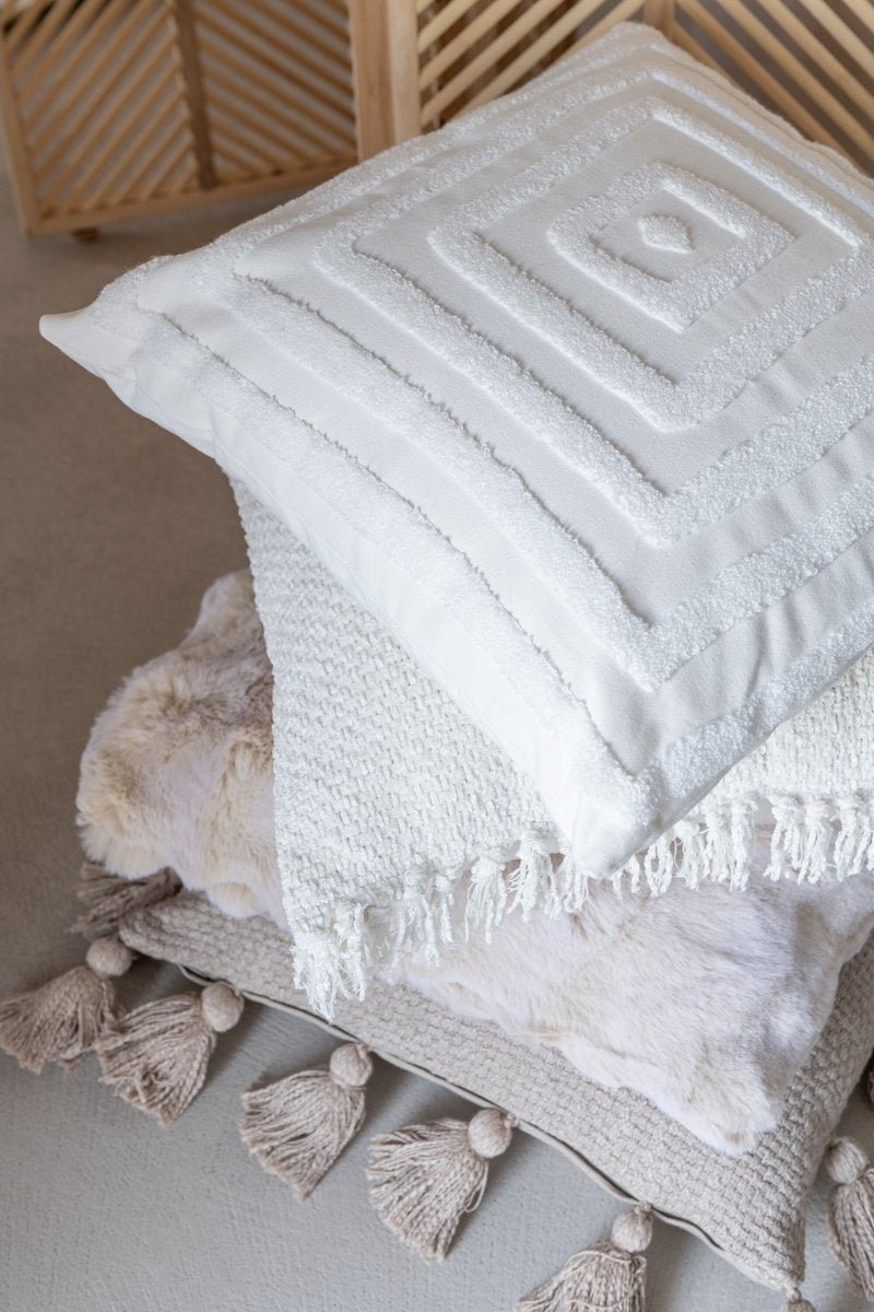 Wit Sierkussen met Vierkant Motief – Boho Sierkussen