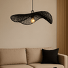 Zwarte Rotan Hanglamp – Golvend Hoedvorm Design