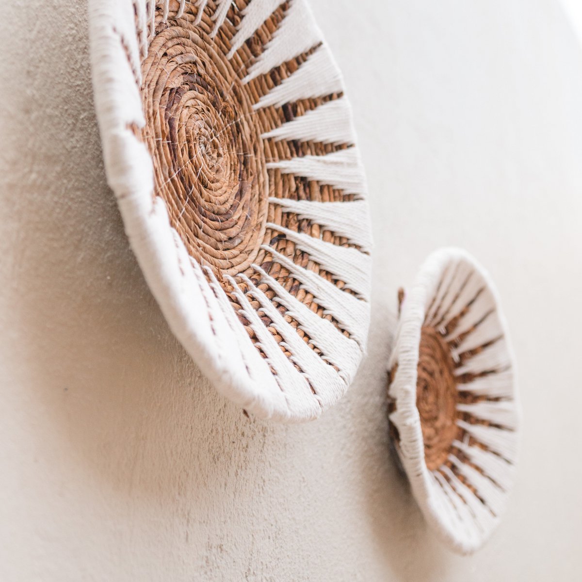Boho Handgeweven Wanddecoratie Schalen - Wit Zonpatroon - Bananenvezel - Set van 2 - Studio Botanika
