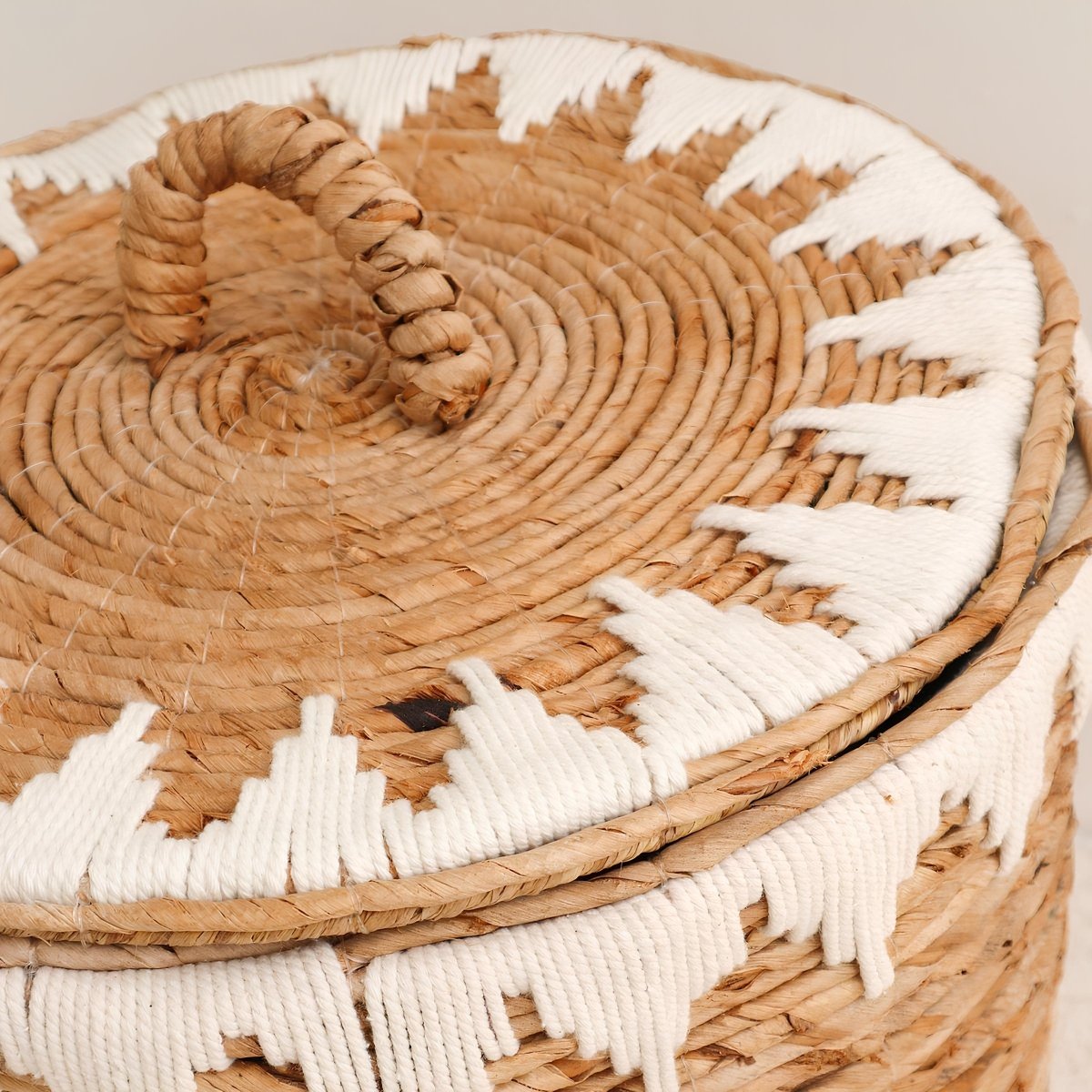 Boho Rieten Wasmand / Opbergmand met Wit Macramé
