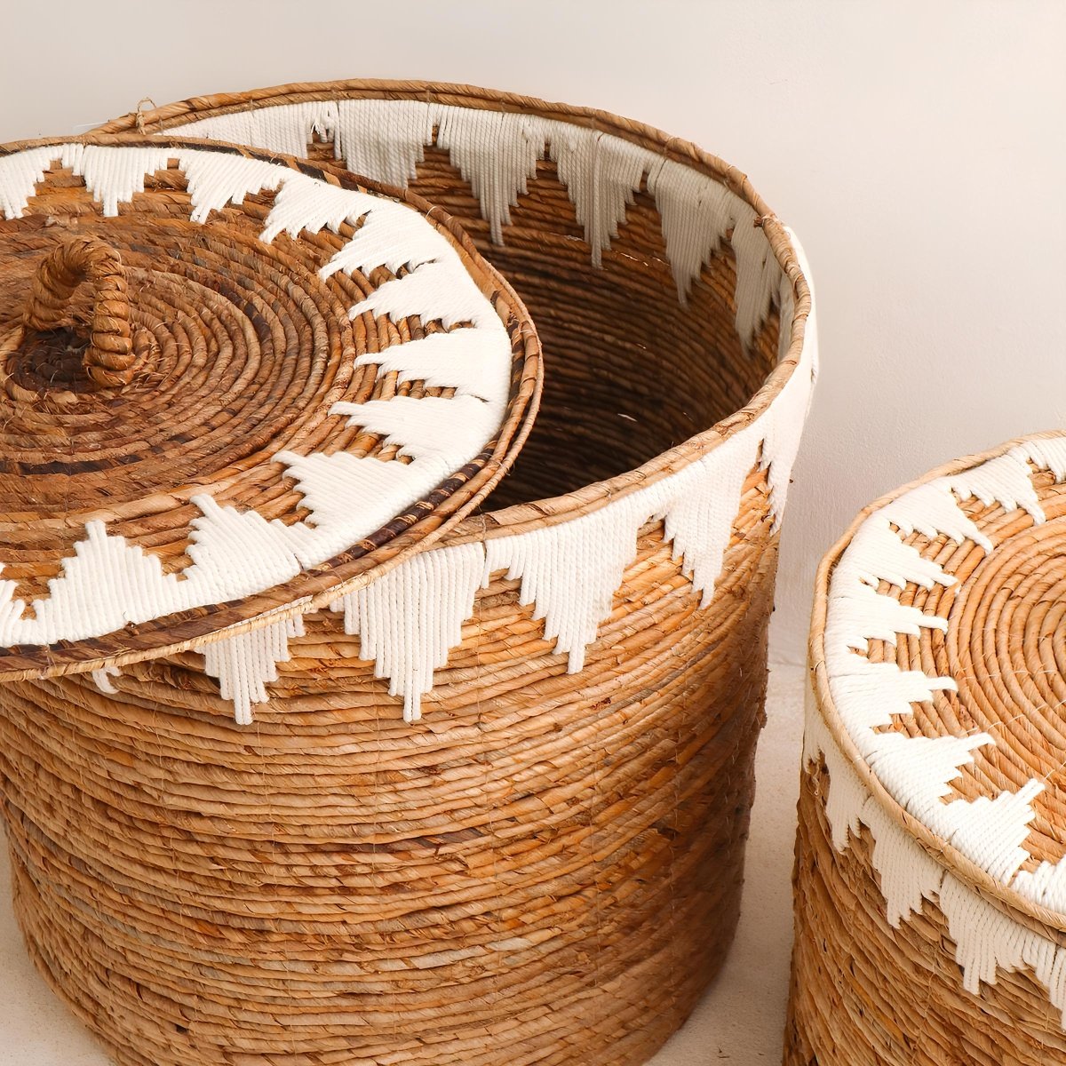 Boho Rieten Wasmand / Opbergmand met Wit Macramé