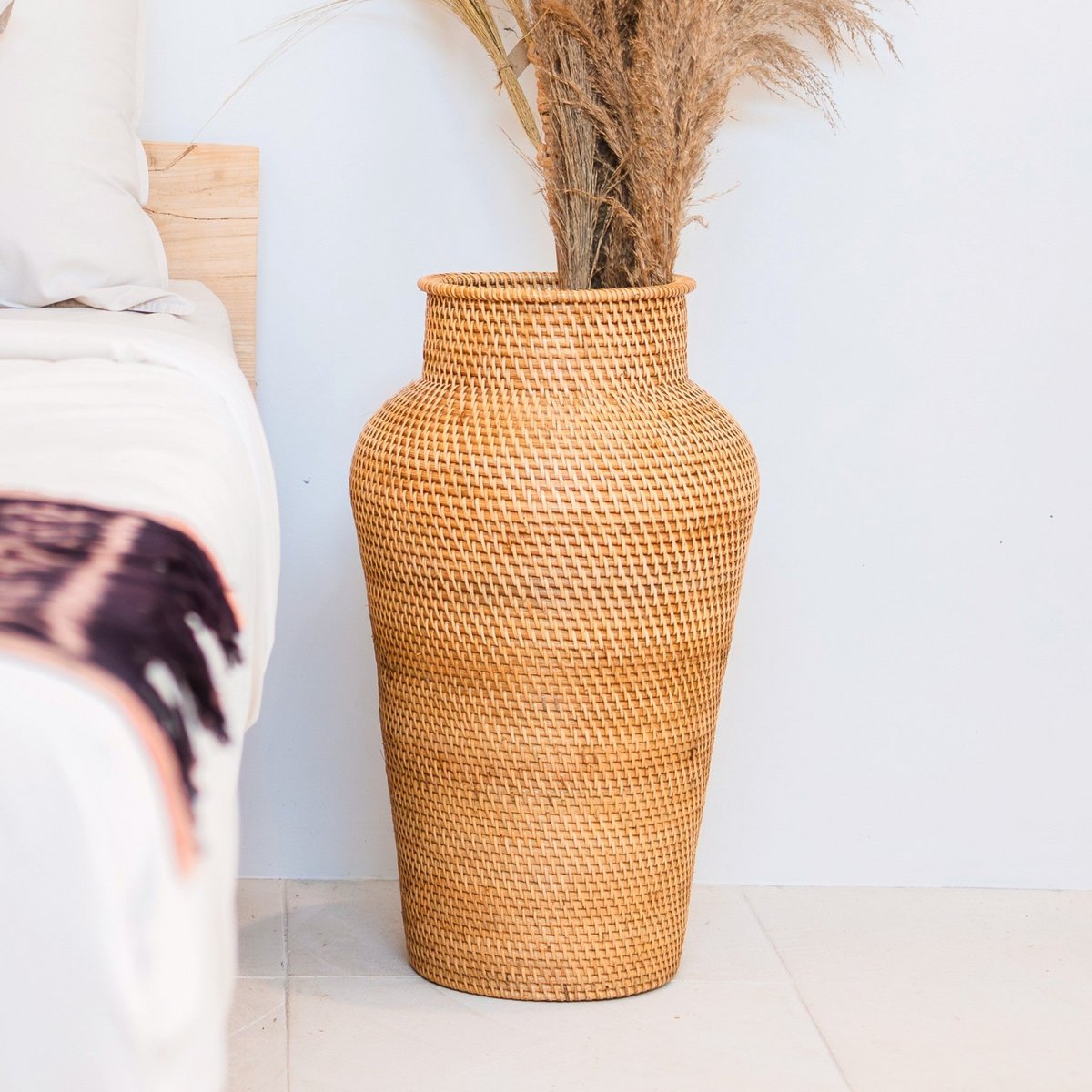 Grote Boho Rotan Vaas Ø30 cm – Handgemaakt van Natuurlijke Vezels & Hout - Studio Botanika