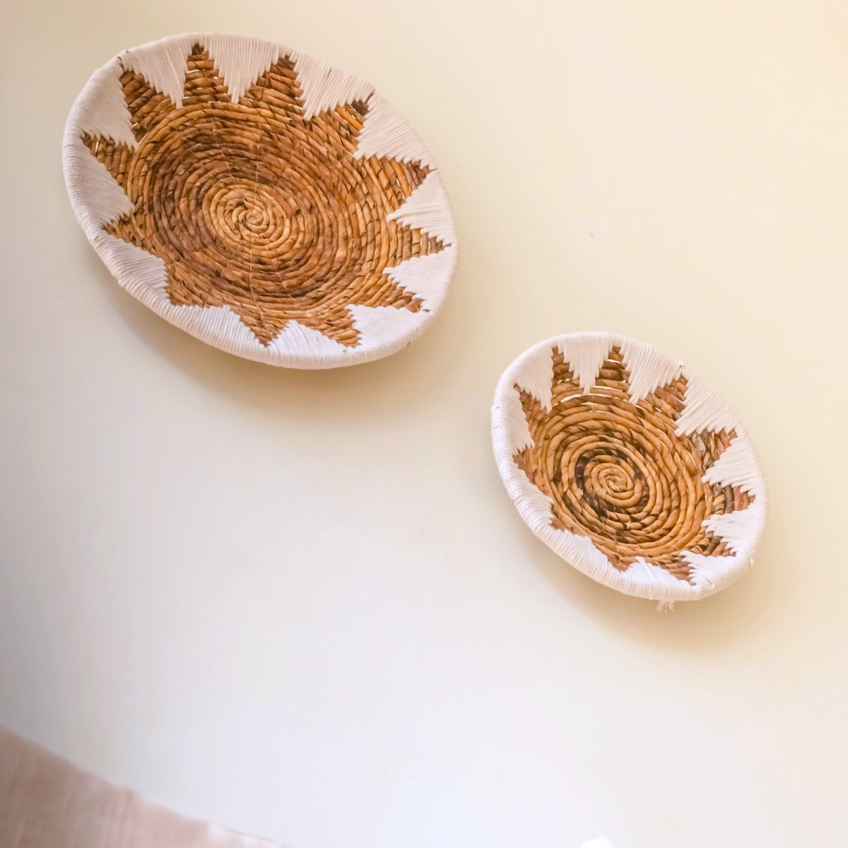 Boho Handgeweven Wanddecoratie Schalen - Wit Sterpatroon - Bananenvezel - Set van 2 - Studio Botanika