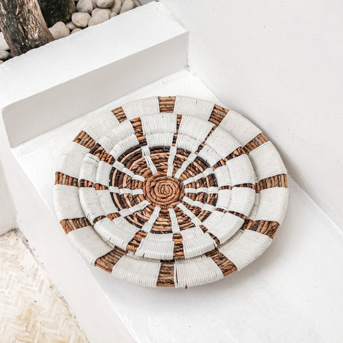 Boho Handgeweven Wanddecoratie Schalen - Wit en naturel patroon - Bananenvezel - Set van 2 - Studio Botanika